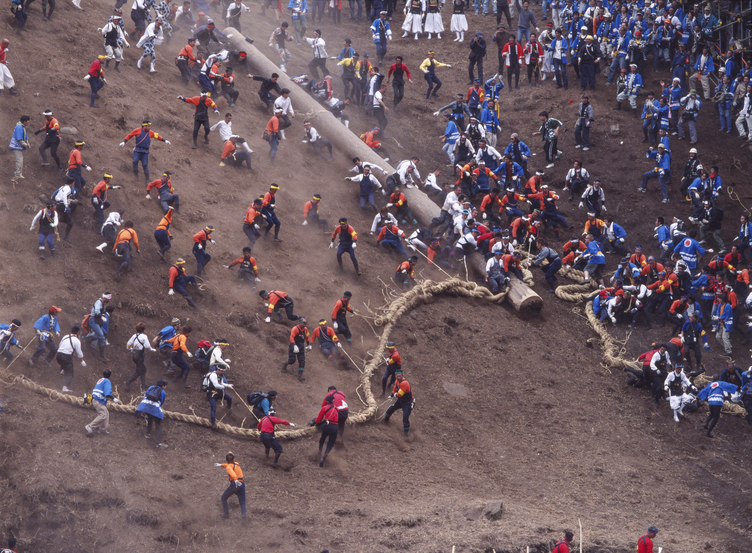 A glimpse of the Onbashira festival in Japan and a crowd carrying a tree trunk