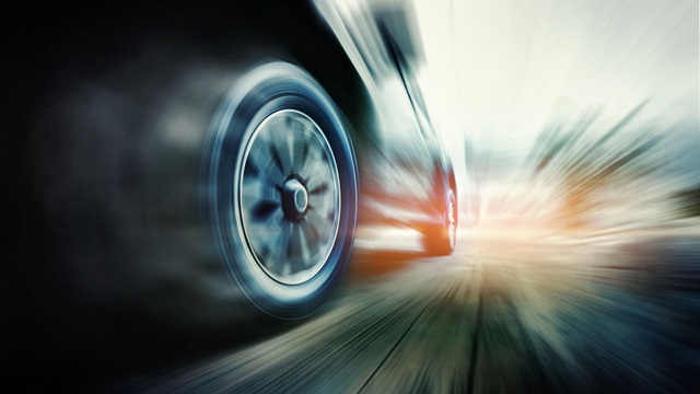 Transport-automobile-car-tire-speed-AdobeStock_325901989