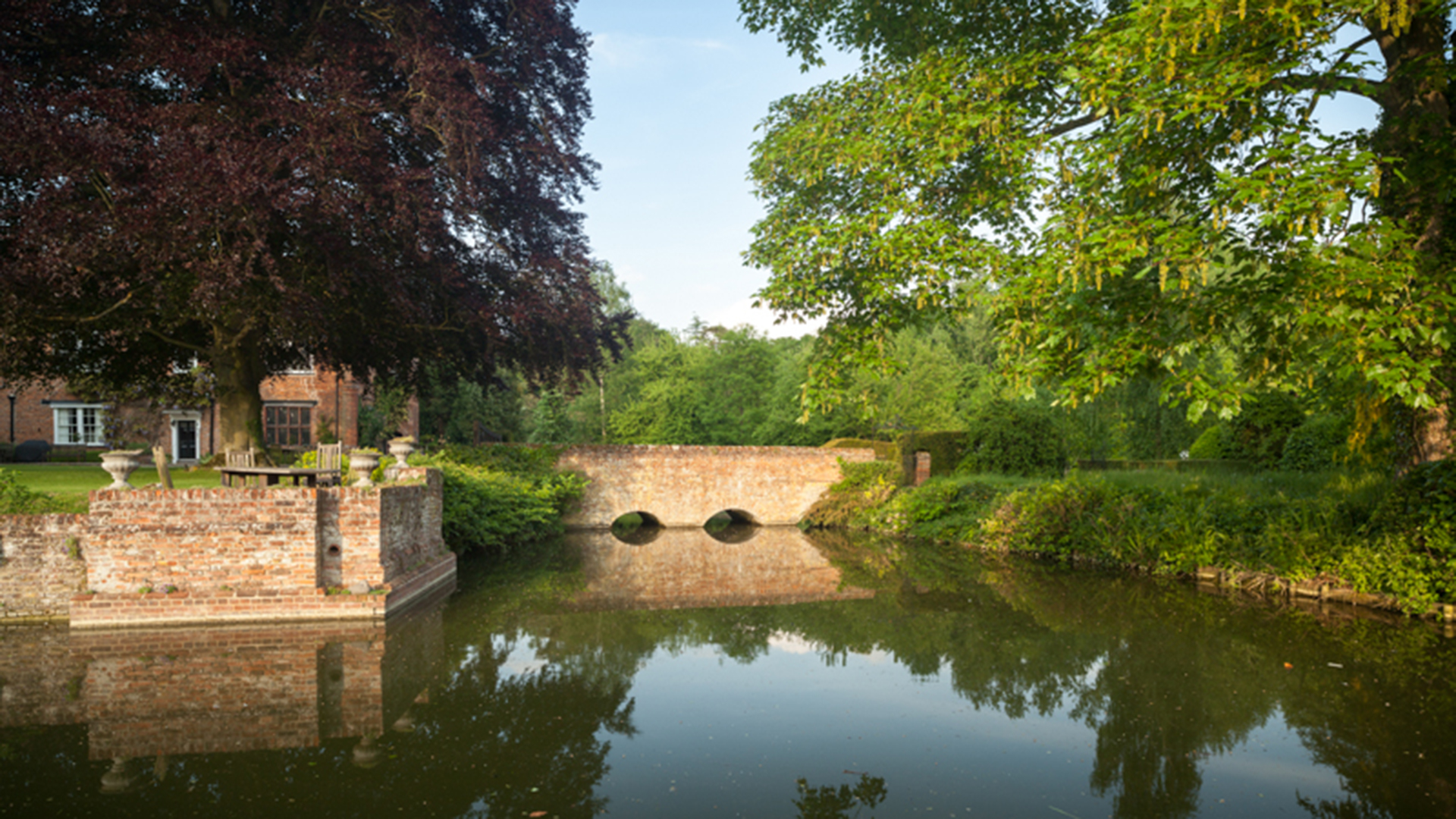 ELIZABETHAN GARDEN